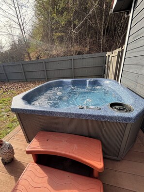 Outdoor spa tub - Updated - 3-bedroom house in delightful Sevierville, hot tub, dog friendly (Sevierville)