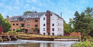 Exterior - Stunning 2-bedroom waterside apartment on the edge of the New Forest (Bickton)
