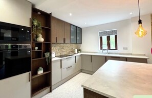 Een koelkast, een microgolfoven, een oven, een kookplaat