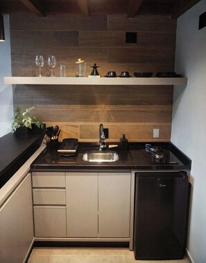 Private kitchen - Chalet with pool in the heart of Praia do Rosa (Imbituba)