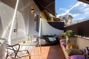 Outdoor dining - Ponte Vecchio Terrace Suite with Jacuzzi (Florence)