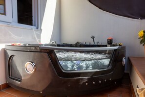 Outdoor spa tub - Ponte Vecchio Terrace Suite with Jacuzzi (Florence)