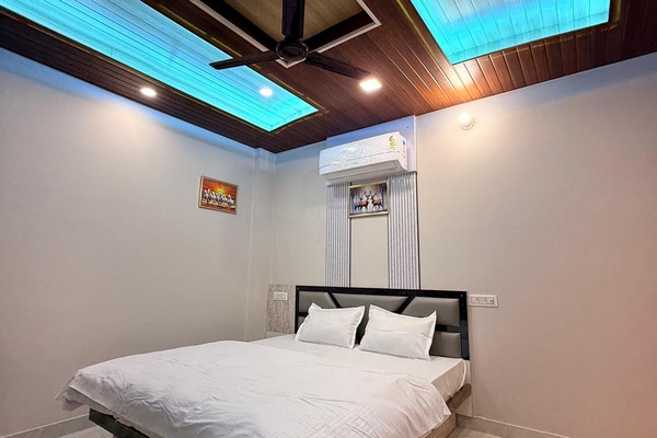 Family Room | Desk, laptop workspace, WiFi (free), bed sheets