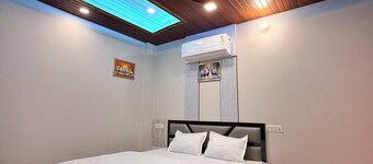 호텔 슈리 산와리야  