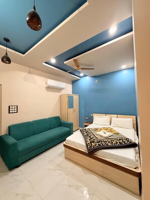 Super Deluxe Room | Desk, laptop workspace, free WiFi, bed sheets - Hotel Shree Sanwariya (Sikar)