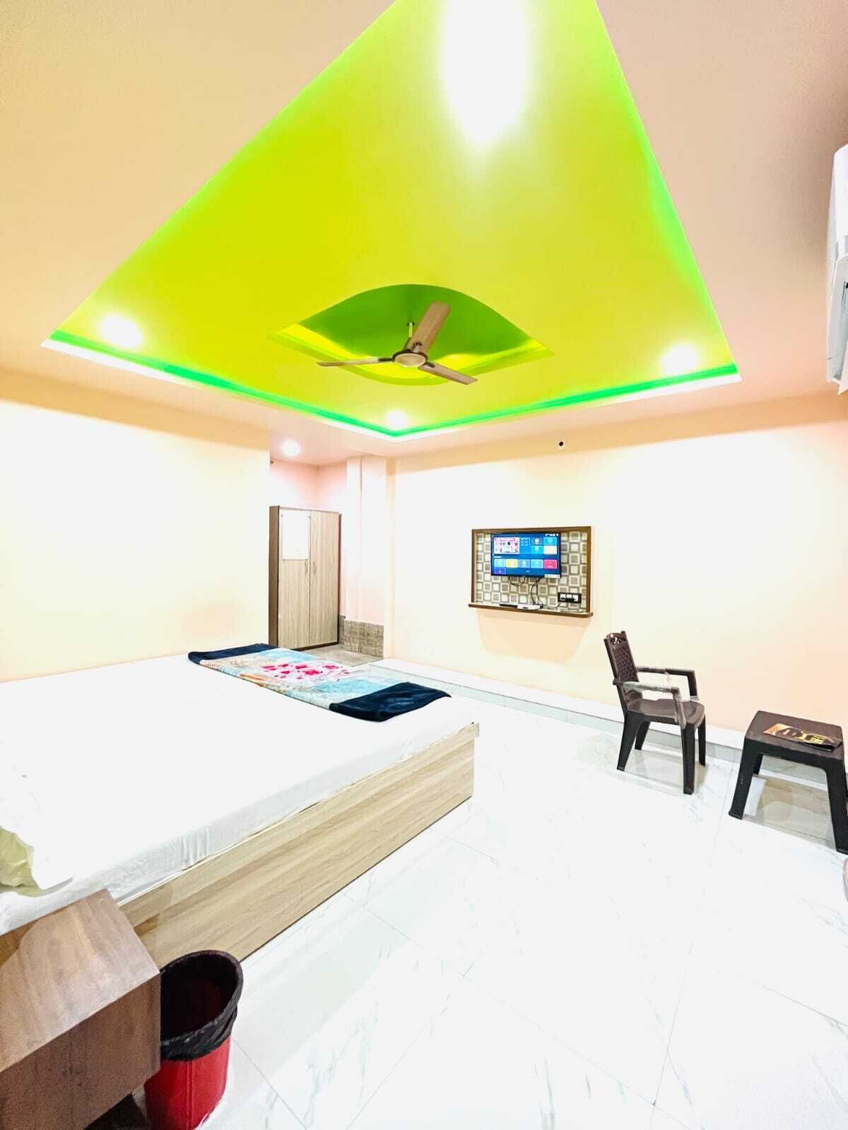 Desk, laptop workspace, free WiFi, bed sheets