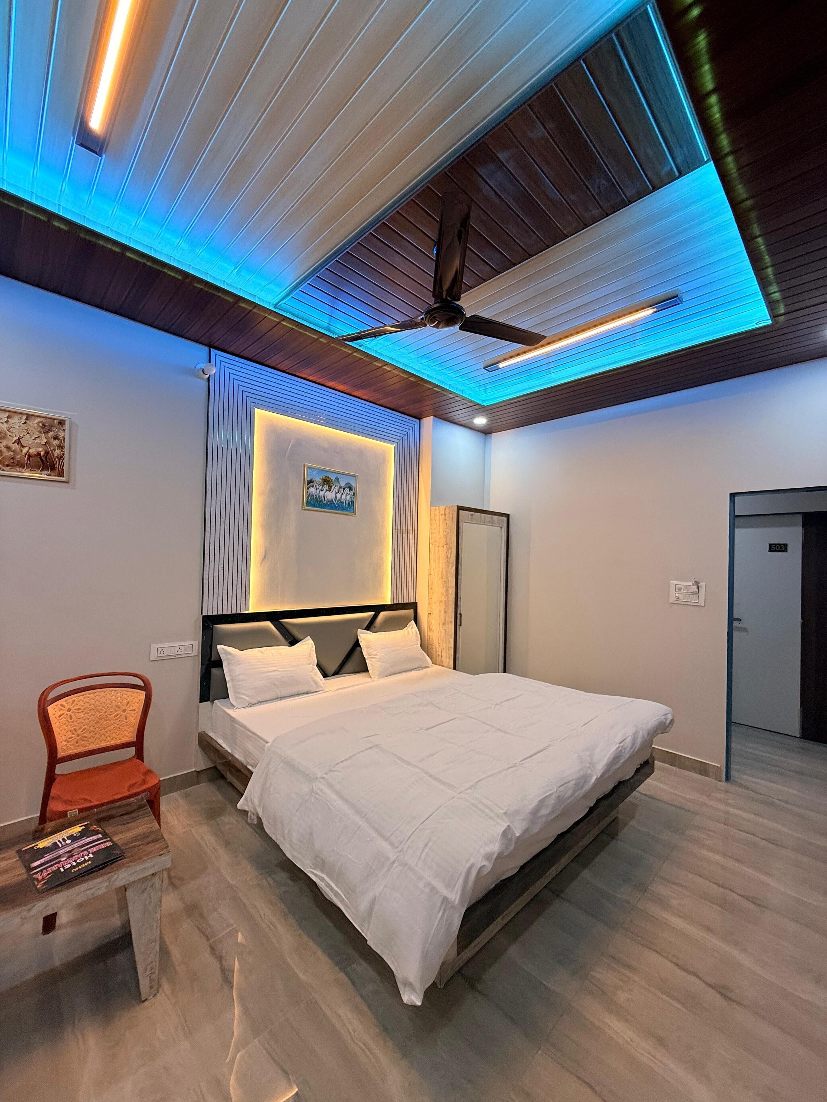 Family Room | Desk, laptop workspace, free WiFi, bed sheets