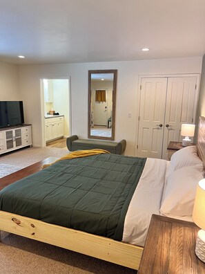 Een strijkplank/strijkijzer, gratis wifi, beddengoed