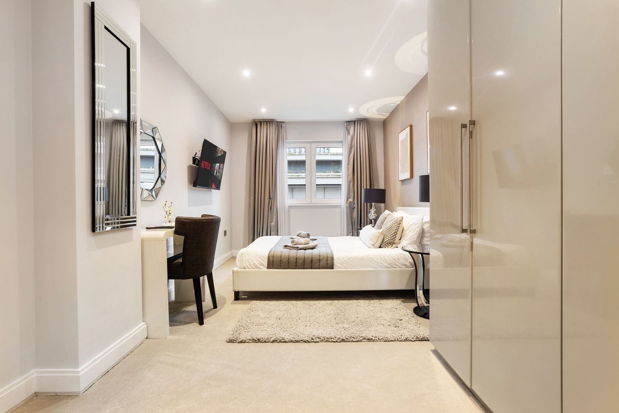 Strykejern/-brett, internettilgang og sengetøy