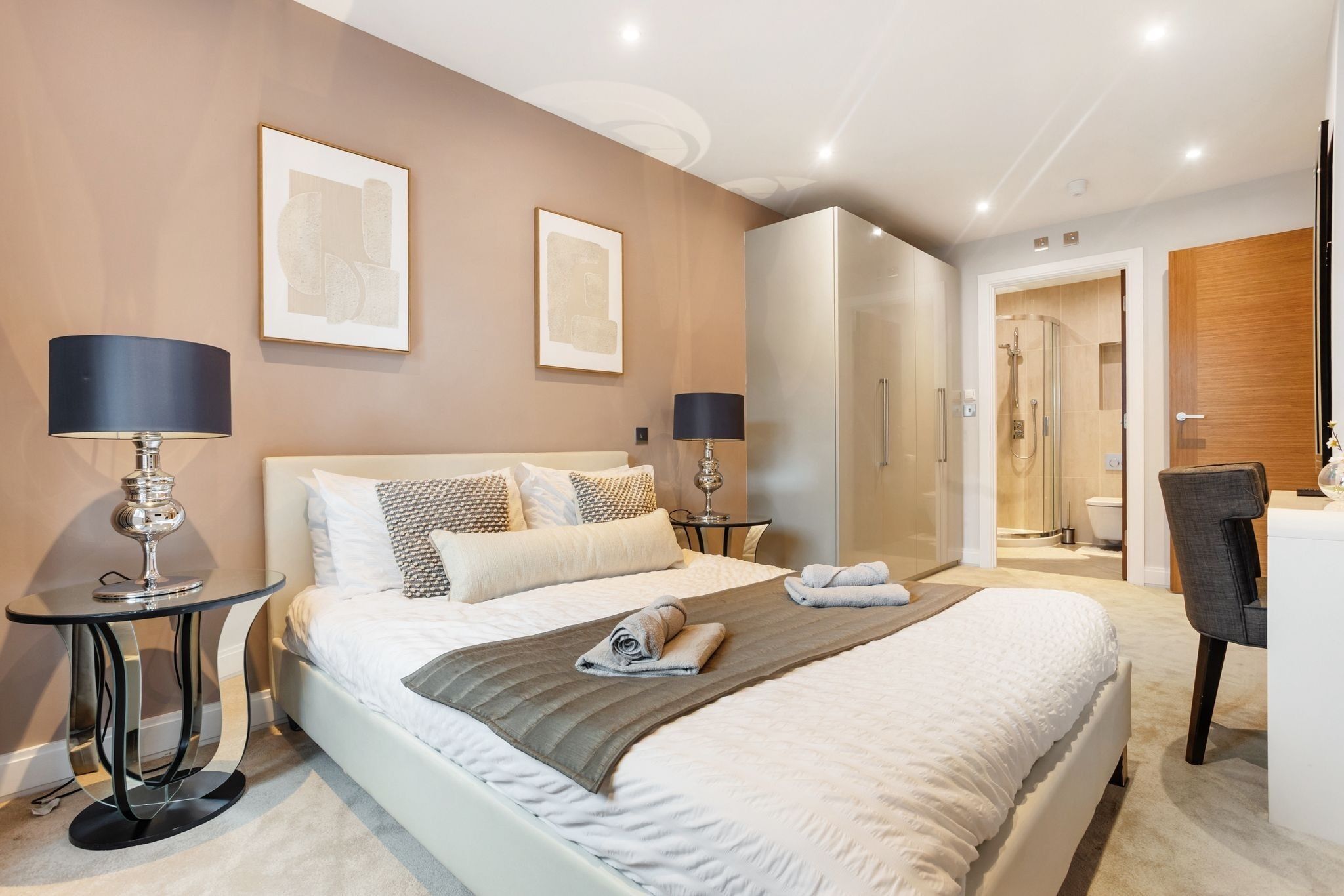 2 bedrooms, iron/ironing board, internet, bed sheets