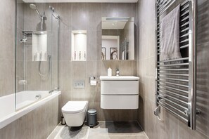 Shower, hair dryer, towels, soap - Enjoyable 2-bedroom apartment in cool London neighborhood - Parking included (London)