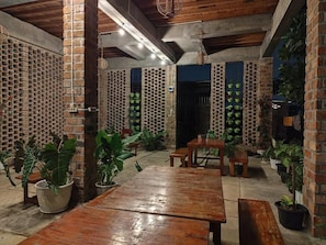 Outdoor dining - Bua Guest House (Medan)