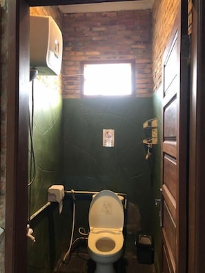 Shower, towels, soap, shampoo - Bua Guest House (Medan)