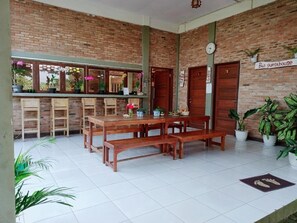 Outdoor dining - Bua Guest House (Medan)
