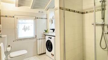 Haartrockner, Handtücher, Seife, Toilettenpapier
