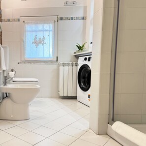 Hårtork, handdukar, tvål och toalettpapper
