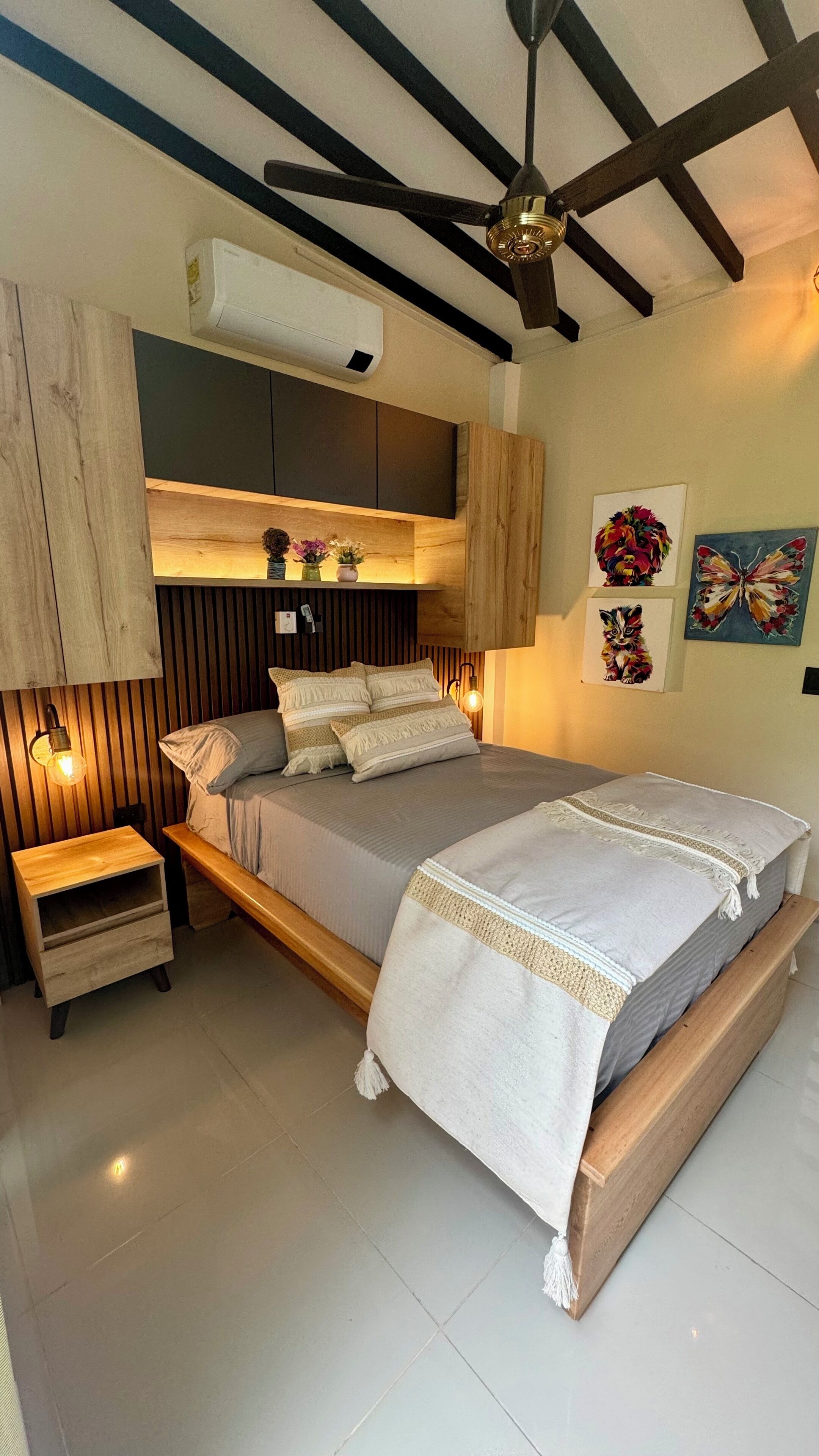 Tabla de planchar con plancha, wifi y ropa de cama 