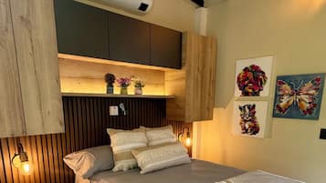 Tabla de planchar con plancha, wifi y ropa de cama