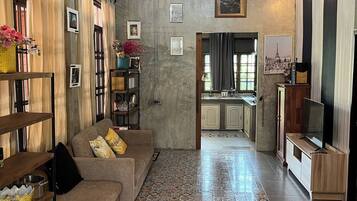 House, 3 Bedrooms, Smoking, Balcony | Living area | Books