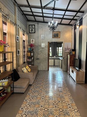 บ้านพัก, 3 ห้องนอน, สูบบุหรี่ได้, ระเบียง | บริเวณนั่งเล่น | หนังสือ