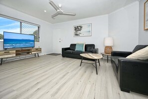 TV - Bradman Ave Gem: River Views & Outdoor Activities (Sunshine Coast)