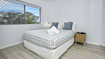 3 bedrooms, iron/ironing board, WiFi, bed sheets