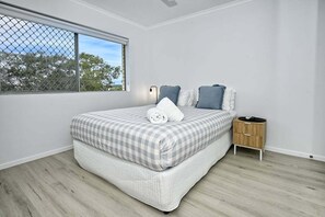 3 habitaciones, tabla de planchar con plancha, wifi y ropa de cama 