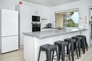 ثلاجة، ميكروويف، فرن، موقد طهي مسطح