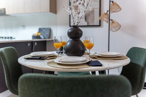 Dining - Spacious 1BR Sleeps 4+Pool, Gym & Rooftop Terrace (دبي)