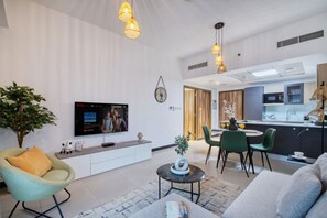 TV - Spacious 1BR Sleeps 4+Pool, Gym & Rooftop Terrace (دبي)