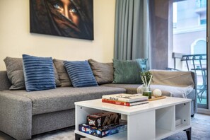 TV - Spacious 1-BR Opposite Mall with Huge Pool & Gym (Dubai)