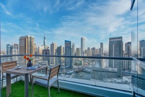 Outdoor dining - Panoramic Marina Views | Walk to Beach & JBR | 1BR (دبي)
