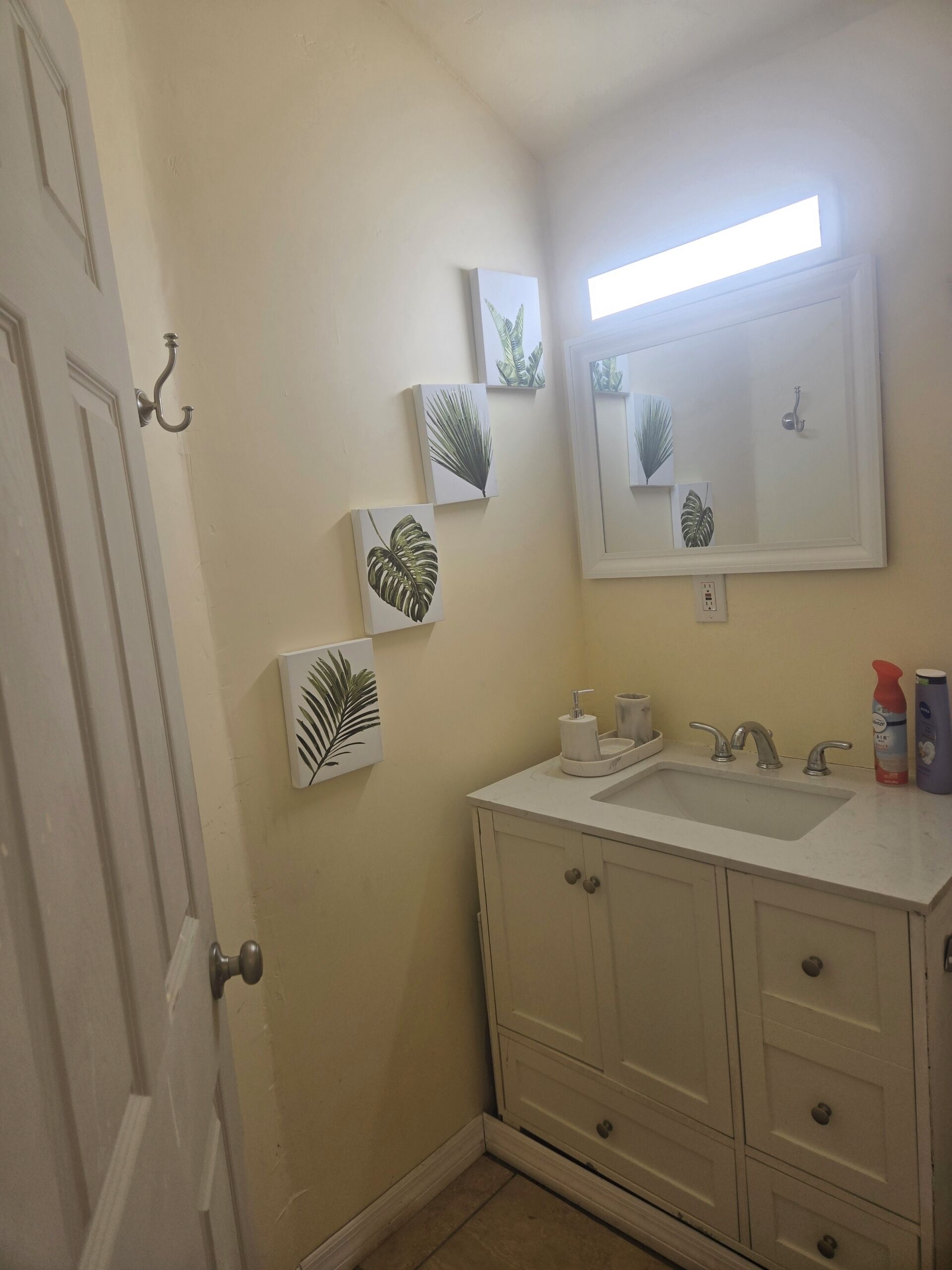 Douche, sèche-cheveux, serviettes fournies, savon