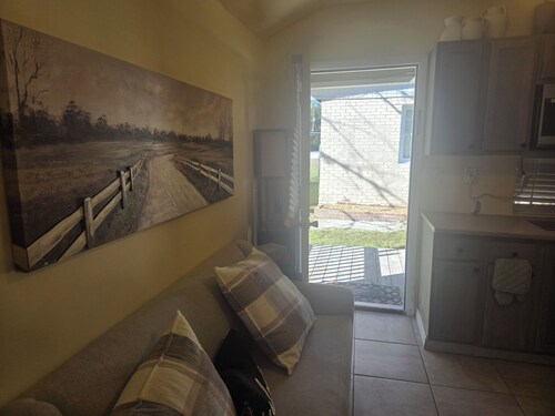 Peaceful Cabin!!Cozy 1-bedroom cabin in perfect Jacksonville with AC