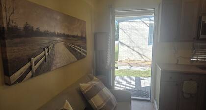 Peaceful Cabin!!Cozy 1-bedroom cabin in perfect Jacksonville with AC