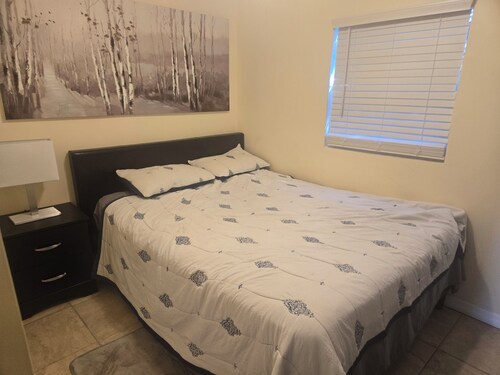 Peaceful Cabin!!Cozy 1-bedroom cabin in perfect Jacksonville with AC