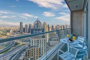 Outdoor dining - Family & Group Friendly,  Near Beach Metro & Marina (Dubai)