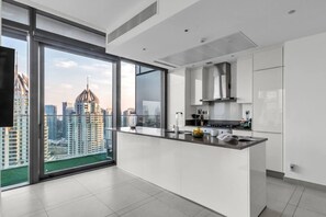 Fridge, microwave, oven, stovetop - Panoramic Marina View | 2BR | Infinity Pool+Beach (Dubai)