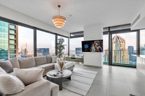 TV, ping pong - Panoramic Marina View | 2BR | Infinity Pool+Beach (Dubai)