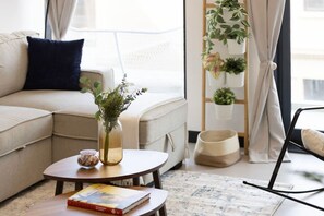 TV - Urban Escape 1BR w/ pool+rooftop (دبي)