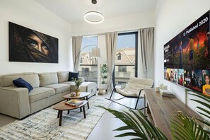 TV - Urban Escape 1BR w/ pool+rooftop (دبي)
