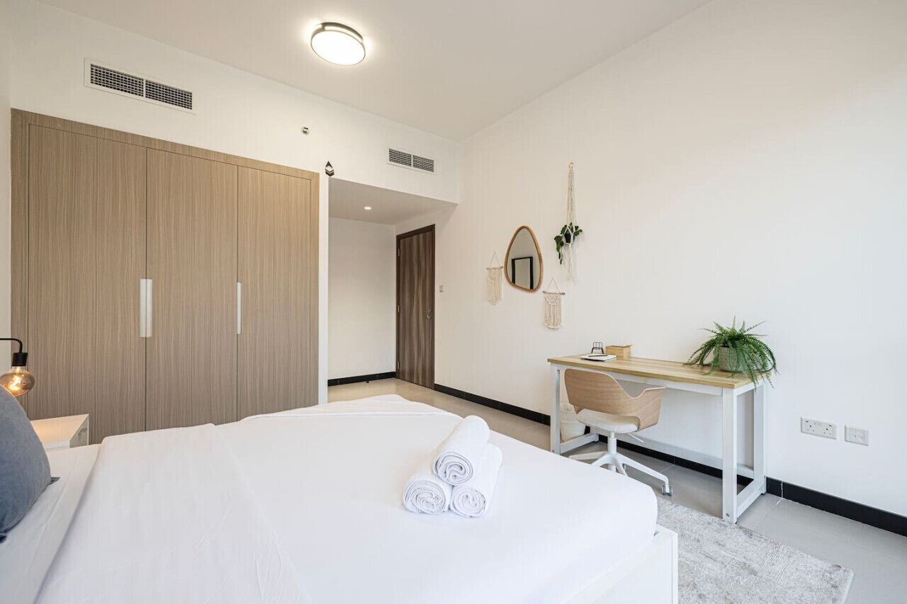 Un hotel modern amb un llit gran, un escriptori i un armari.