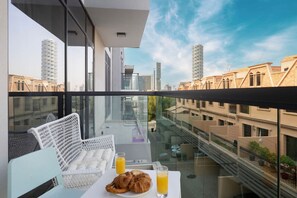 Outdoor dining - Urban Escape 1BR w/ pool+rooftop (دبي)