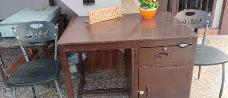 Check-in/check-out kiosk