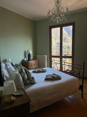 Iron/ironing board, Internet, bed sheets - Dimora Paradise (entire house with private garden, patio and lake view), Como (Laglio)