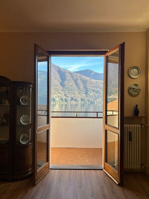 Interior - Dimora Paradise (entire house with private garden, patio and lake view), Como (Laglio)
