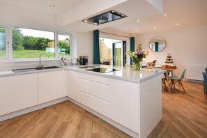 Oven, dishwasher, high chair, cookware/dishes/utensils - 2 Bed in Abersoch (oc-pendui) (Abersoch)