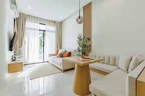 TV - Brand New Modern and recently upgraded 2BR Home - 12 mins to Boat Ave (ตำบล ศรีสุนทร)