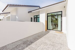 Terrace/patio - Brand New Modern and recently upgraded 2BR Home - 12 mins to Boat Ave (ตำบล ศรีสุนทร)