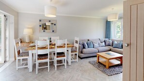 TV, fireplace - 3 Bed in Llanbedrog (oc-llynor) (Llanbedrog)